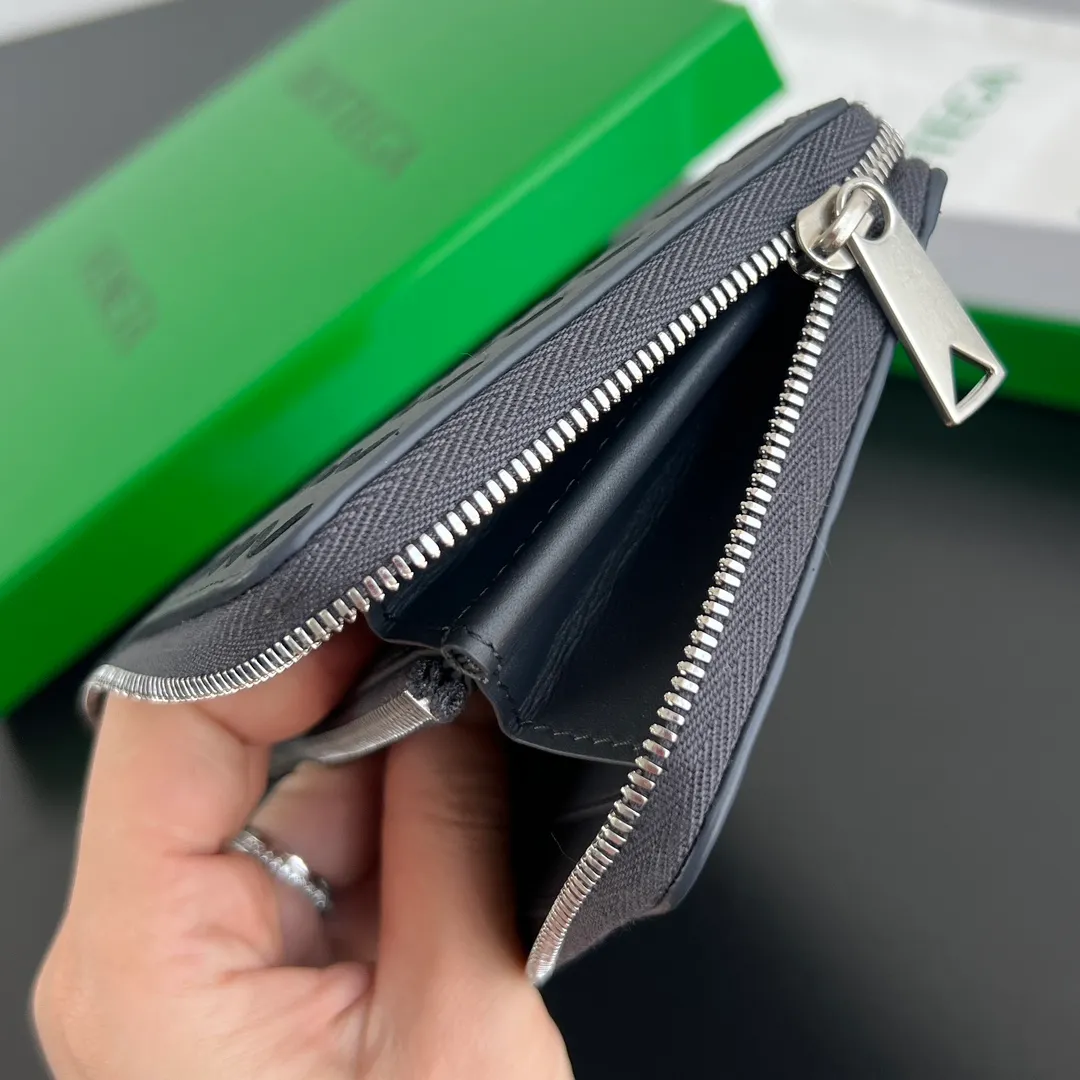 #Bv New Fine Woven Wallet 814680 The beloved small braid is back🎈Made of cowhide braid, soft, comfortable and textured. The detailed internal partition design and high-quality lining material ensure the durability and orderliness of the wallet. It can store cash/cards and other small items. It is very practical. It is enough to take it with you when you go out. This wallet is definitely your best choice. Size: 19x10x2 P1000
